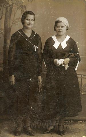 KKE 3849.jpg - od lewej: Ludka i Elżunia - siostrzenice Zofii Jacyno–Tomczonek, Szczuczyn k. Lidy, 20.VIII.1933 r.